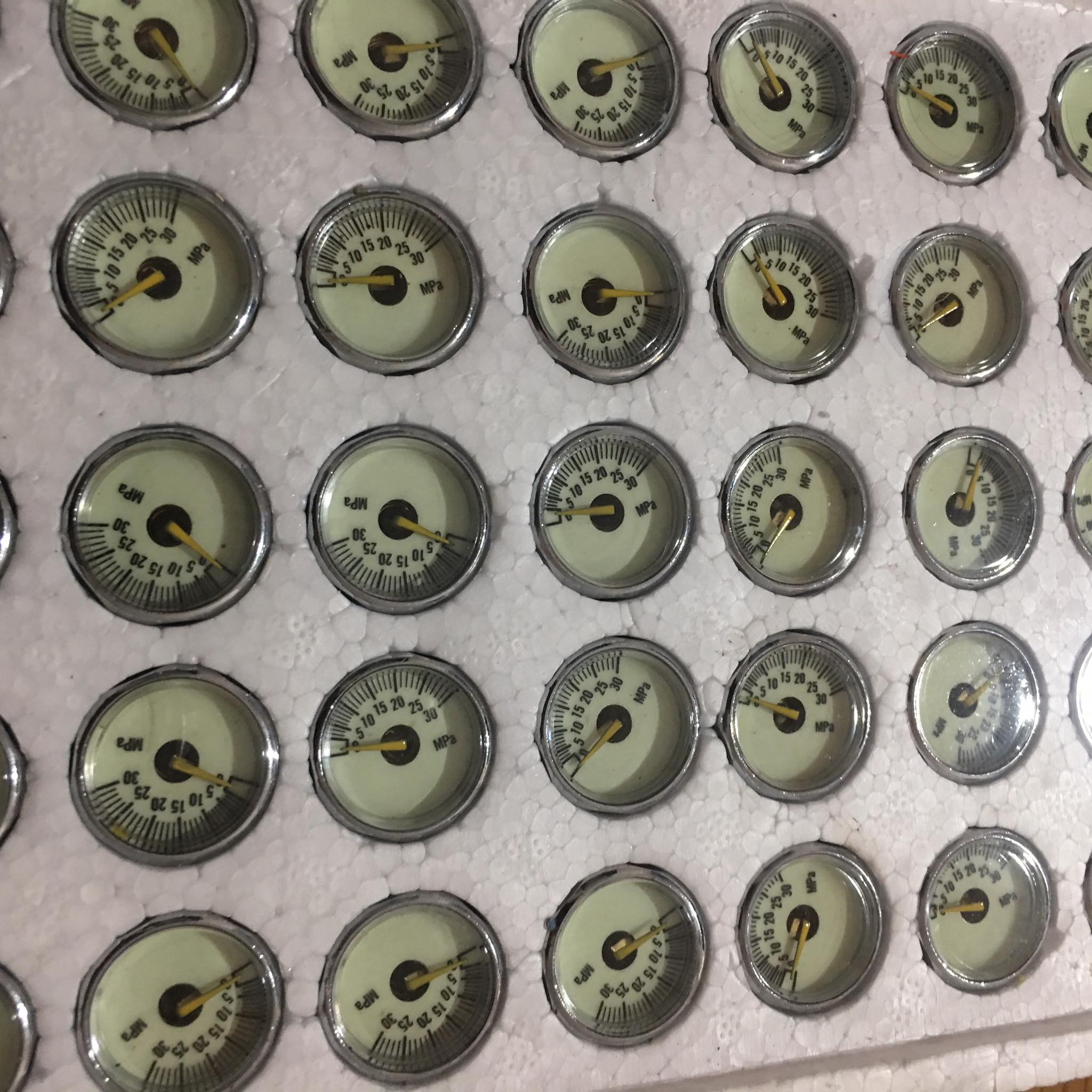 1 Đồng hồ 30mpa màu trắng chân 8.