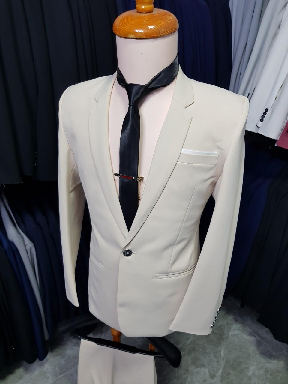 Bộ vest nam ôm body màu kem nhạt chất vải tuyết mềm mịn tặng cà vạt nơ