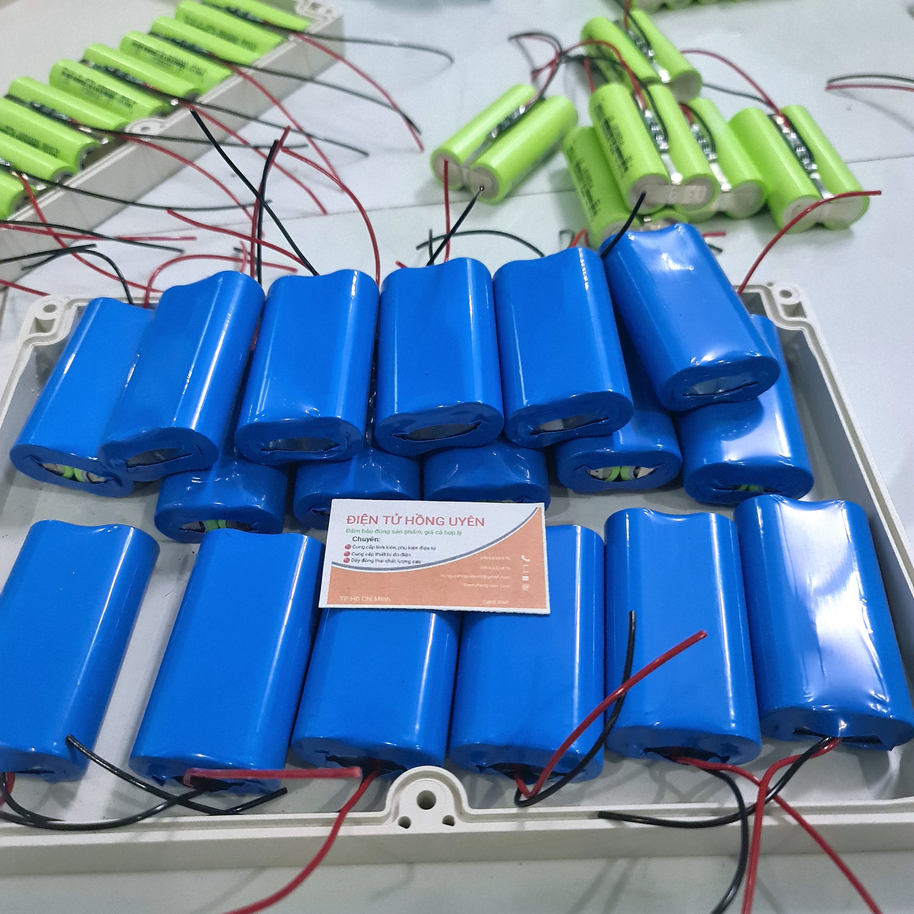 Sỉ & Lẻ. Pin 1S 3.7V - 4.2V - 4000mah - 20A. Pin được đóng từ 2 cell pin Lishen xanh, Được hàn sẵn dây, có mạch bảo vệ (Pin cạn 3V, đầy 4.2V), Pin mới, dòng xả cao ổn định