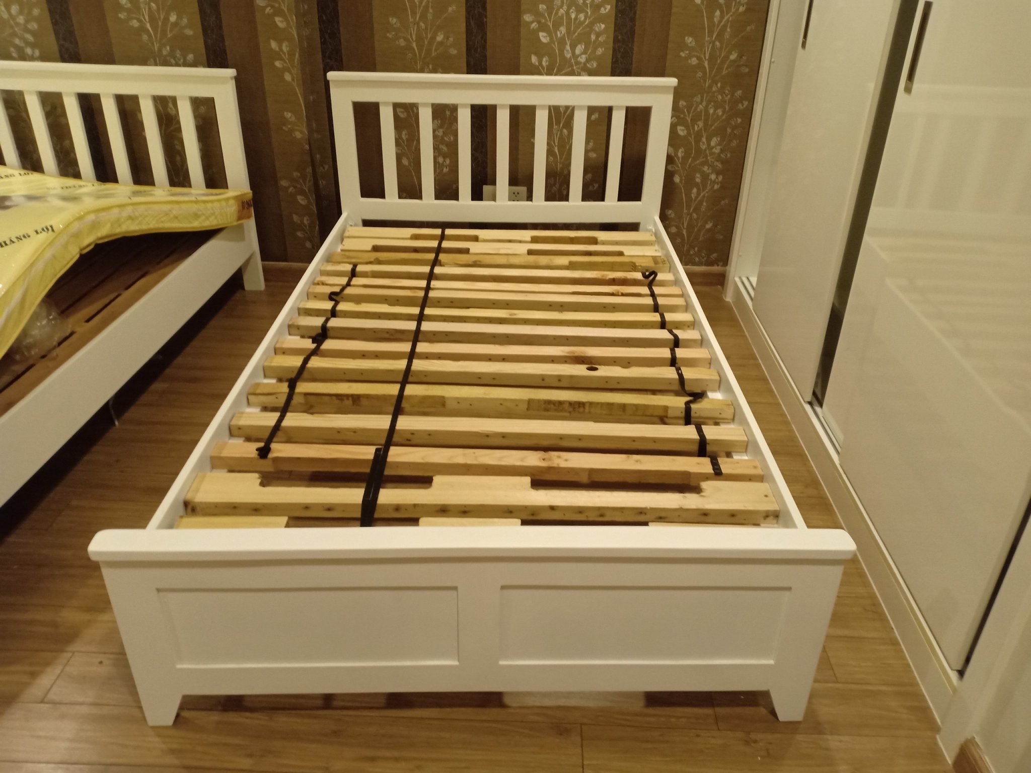 Giường 1m2x2m Gỗ Thông Nhập Khẩu