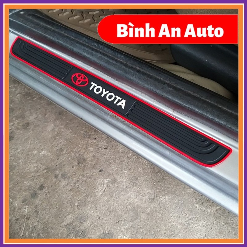 Bộ 4 Miếng Nẹp Bước Chân Bằng Cao Su Chống Trơn Trượt - Miếng Dán Chống Trầy Xước Bậc Cửa Lên Xuống Ô Tô Logo Toyota