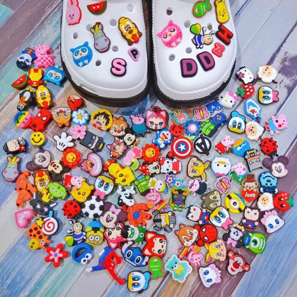 Combo 50 Jibbitz/Sticker/Nút gắn dép sục, dép cá sấu, Crocs (Mẫu ngẫu nhiên - Trộn lẫn)