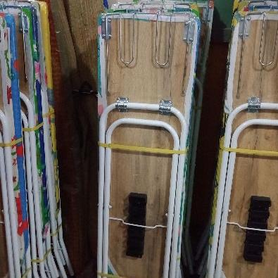 Bàn để ủi đồ kiểu dáng đứng có giá đỡ bàn ủi
