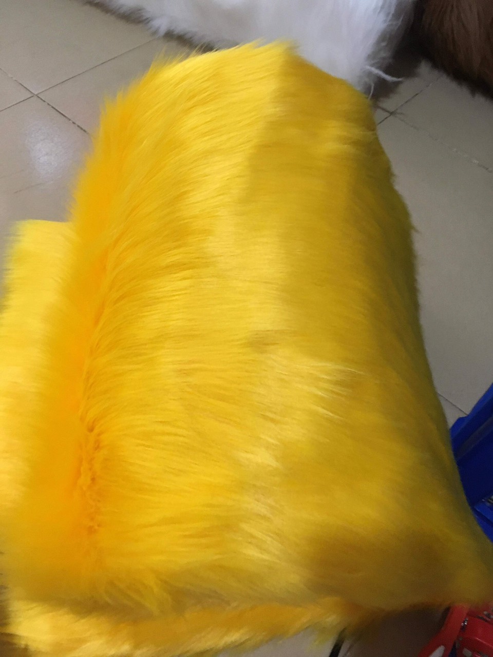 Thảm lông chụp ảnh sản phẩm, chụp ảnh nail - Thảm lông dài màu vàng