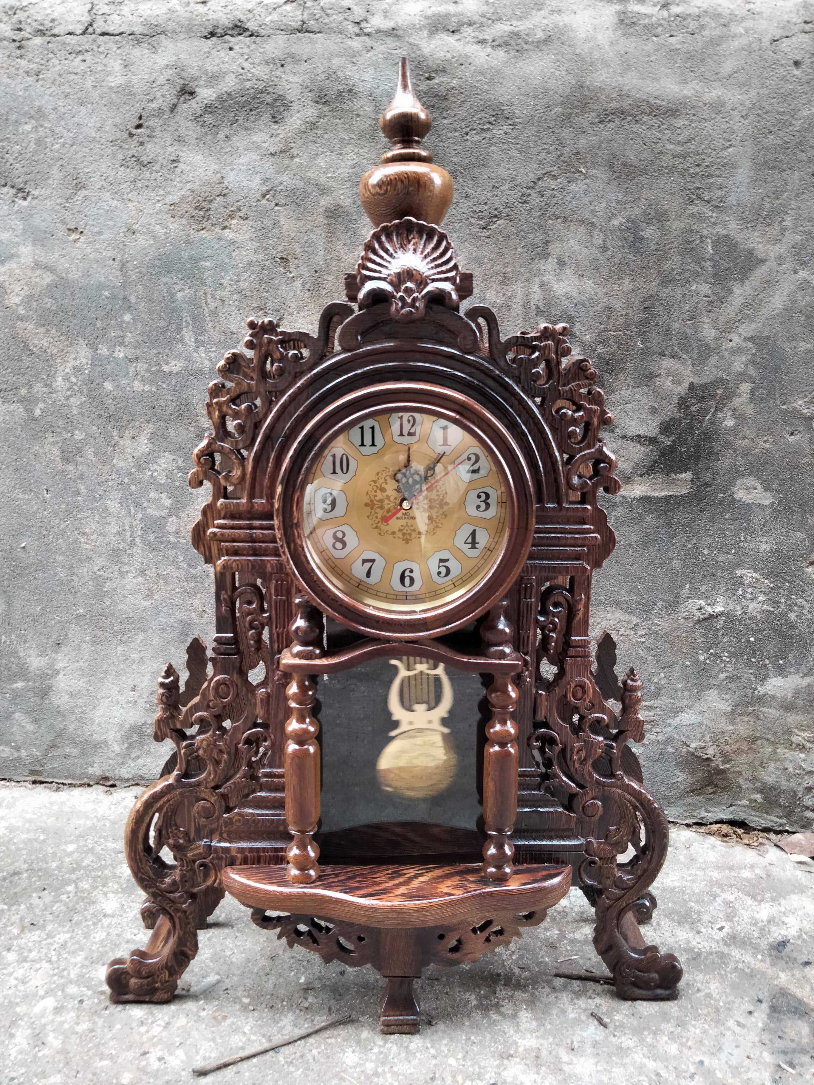 Đồng hồ để bàn gỗ mun đuôi công (kt 73x47x 15cm)