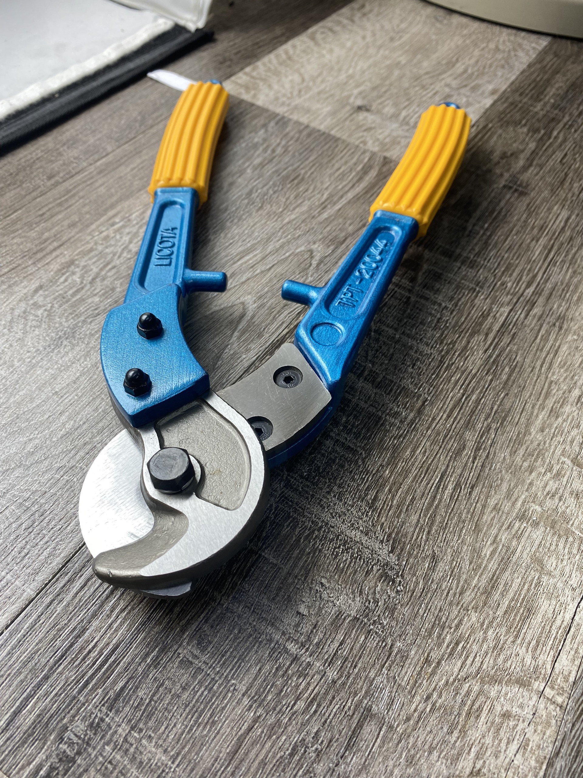 Kéo cắt dây cáp điện 100mm2 Licota