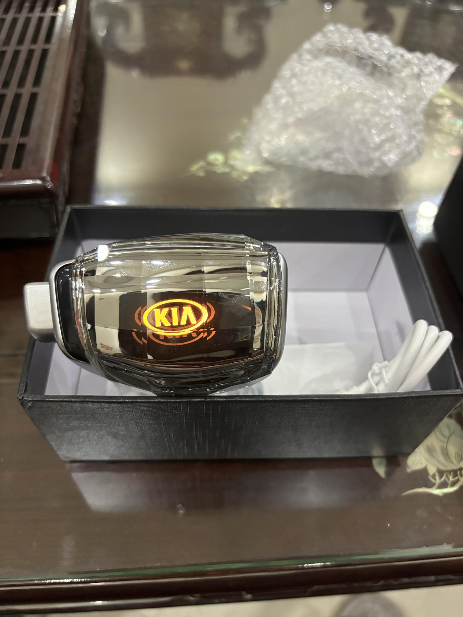 Cần số pha lê Kia có đèn led đa màu