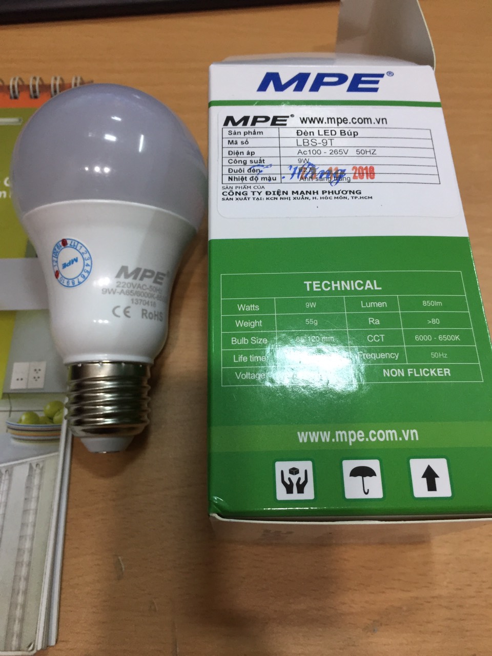 [HCM]BÓNG ĐÈN LED BÚP 9W MPE SÁNG TRẮNG VÀNG