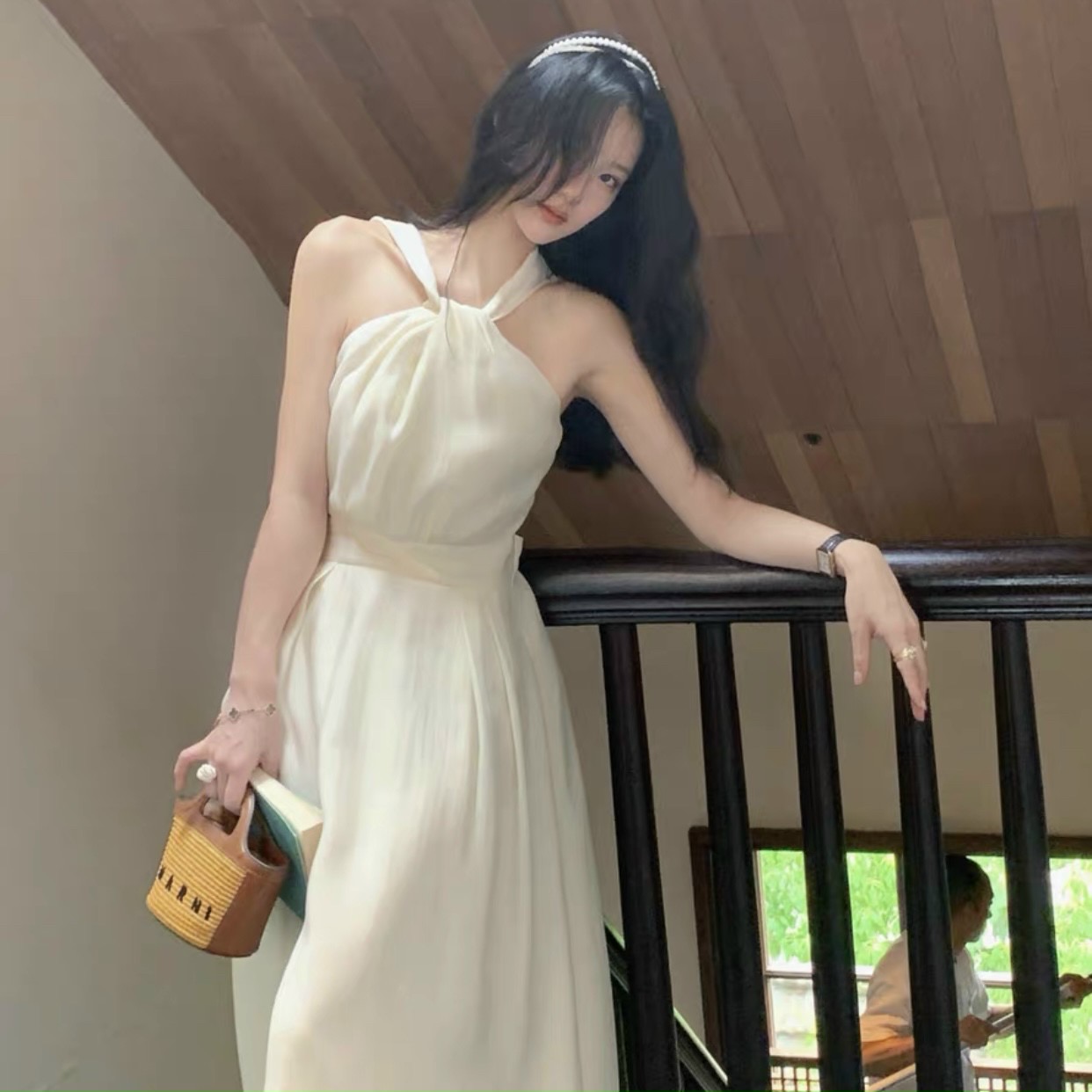 Đầm yếm trắng tùng xoè
