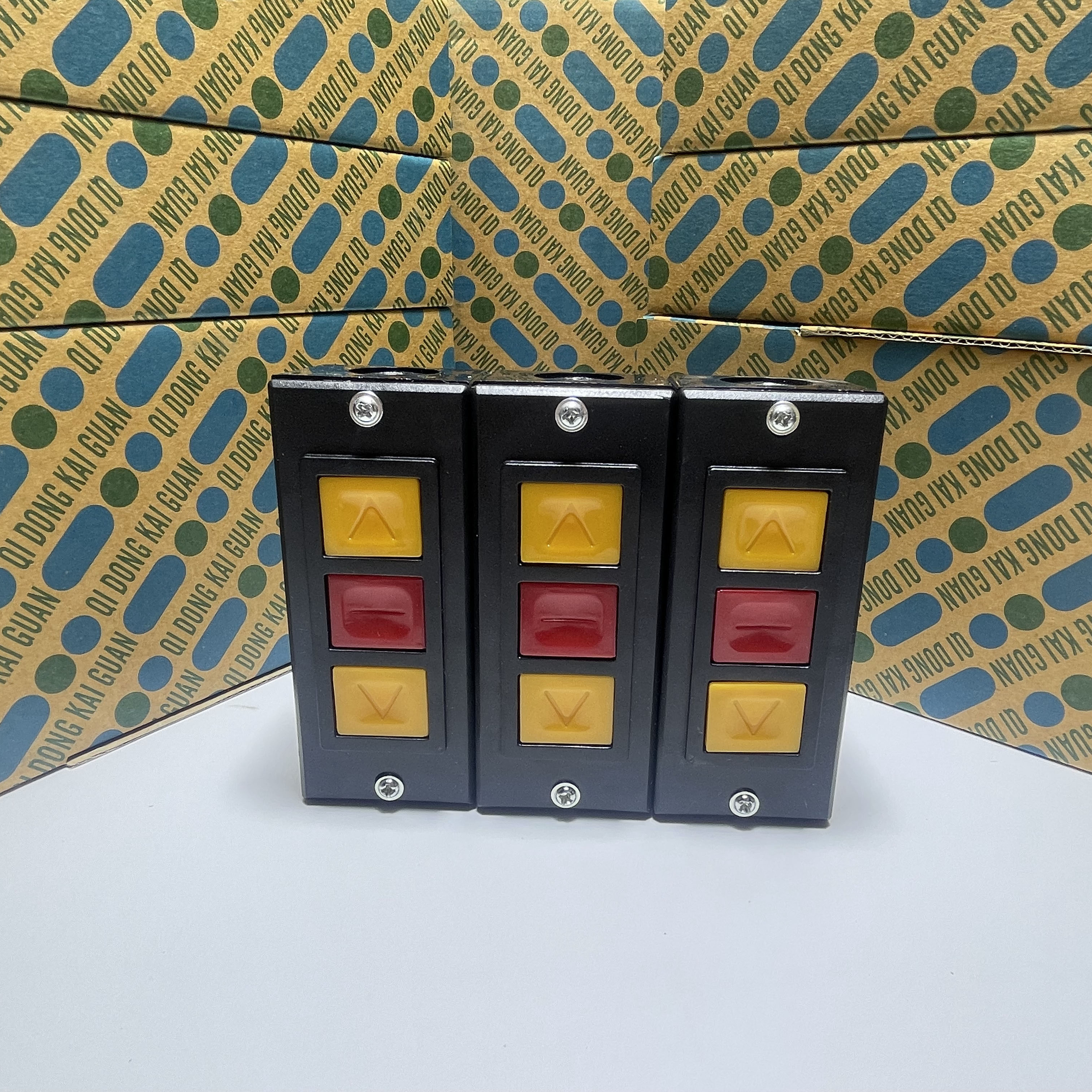 Công Tắc Cửa Cuốn 3 Nút Đen