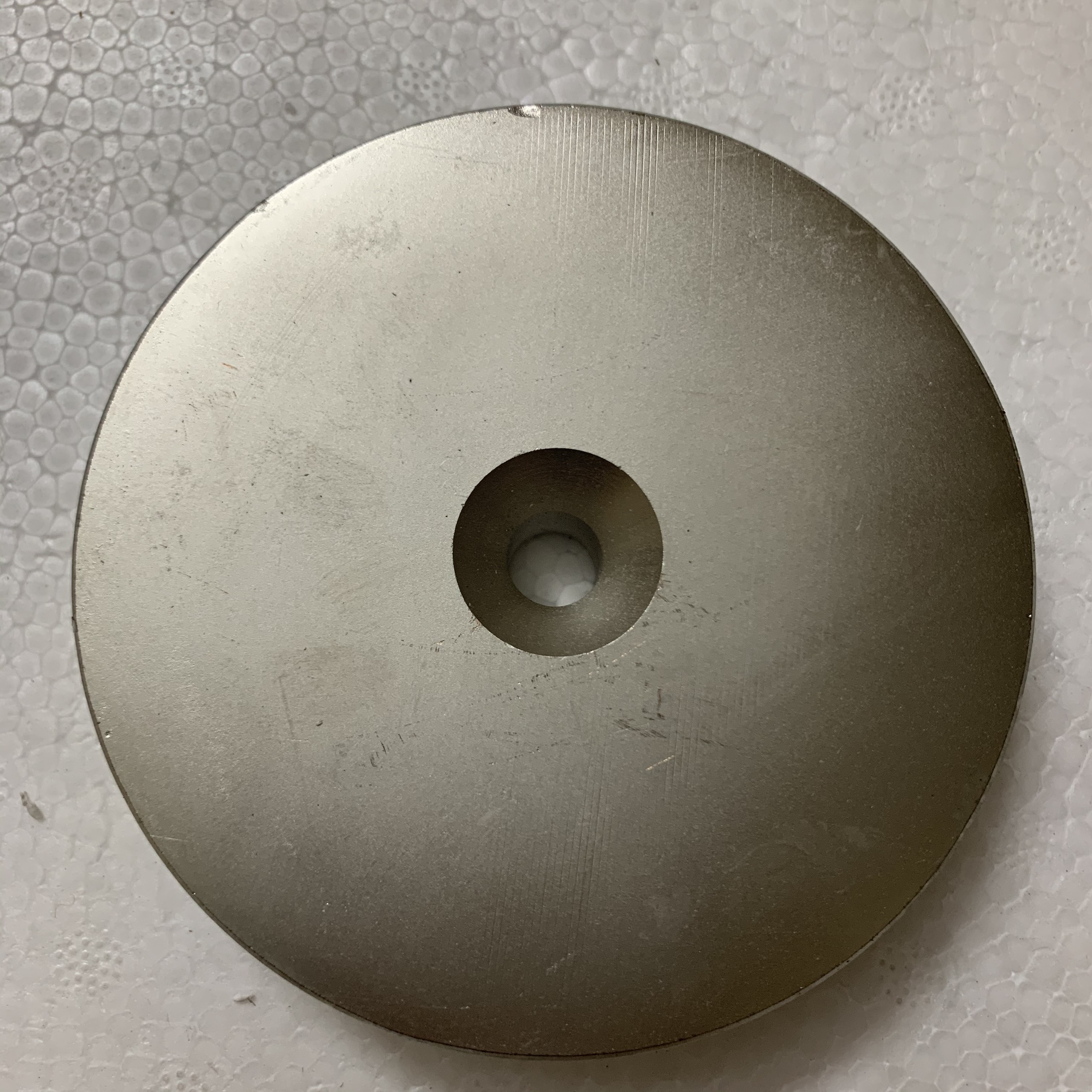Nam châm viên 100x10mm lỗ vát