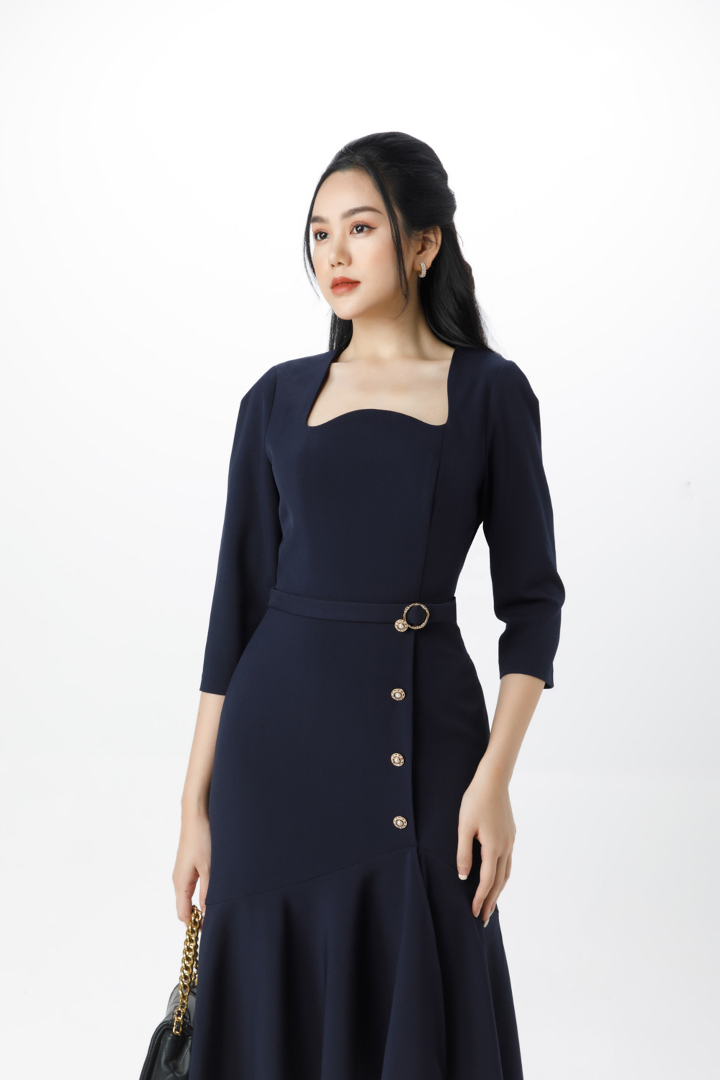 Đầm đuôi cá phối khuy ngọc trai (không kèm đai) IVY moda MS 48M7088