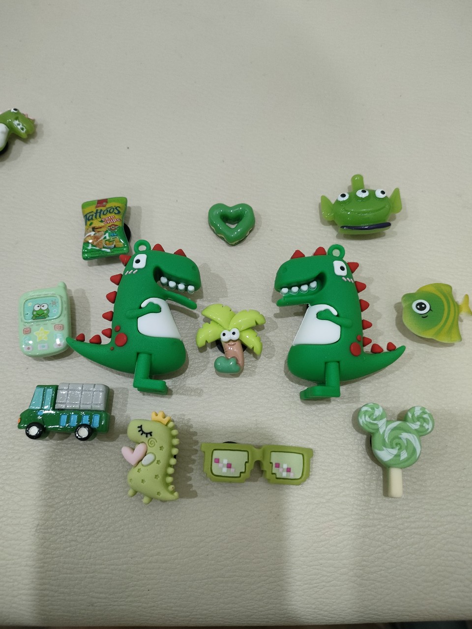 Set Charm khủng long 3d Gắn Dép cho bé( 2 charm to+ 10 charm bé)