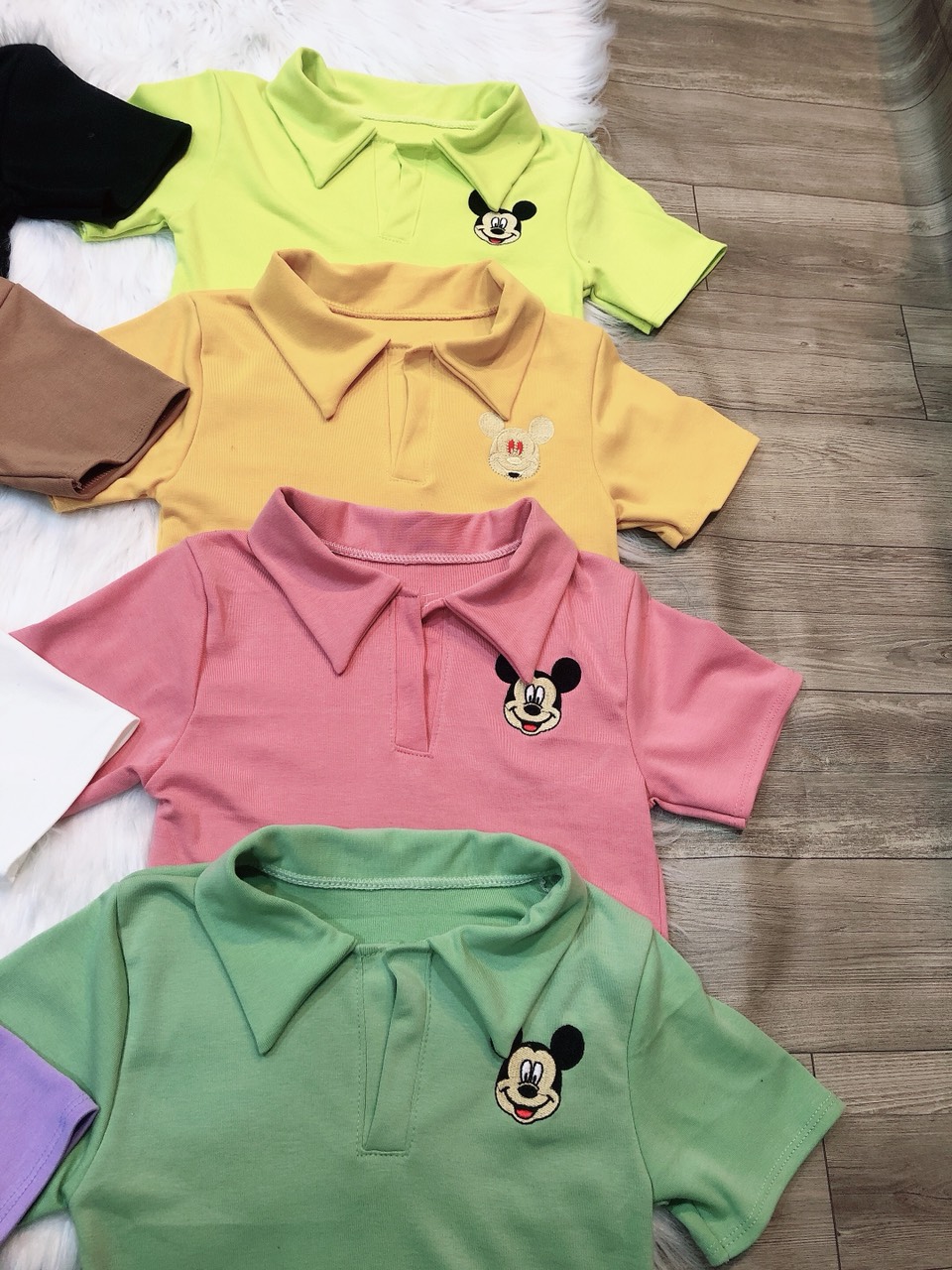 Áo thun có cổ in hình mickey 1 bên đơn giản TTSLA0200