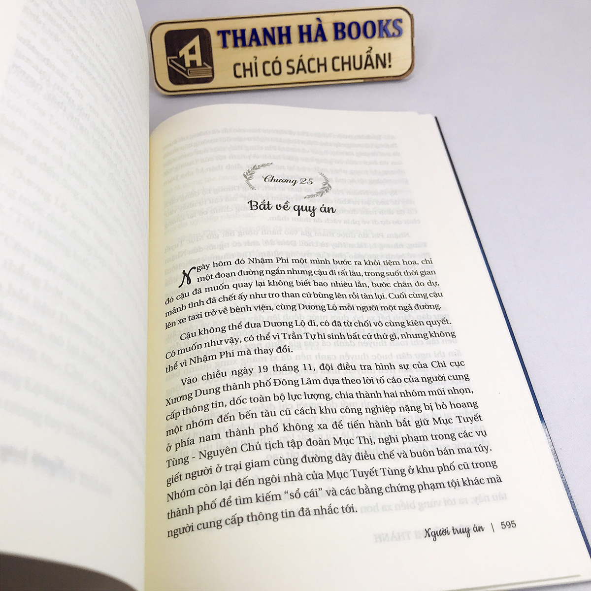 Sách Người Truy Án (Kèm Bookmark)