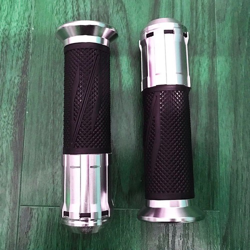 Tay nắm 8 canh Riroma siêu đẹp- Bao tay lái cắt CNC-Bao tay xe máy 8 cạnh gù nhôm CNC-Bao tay 8 cạnh RIROMA, tay nắm 8 cạnh siêu đẹp, BẢO HÀNH 3 THÁNG