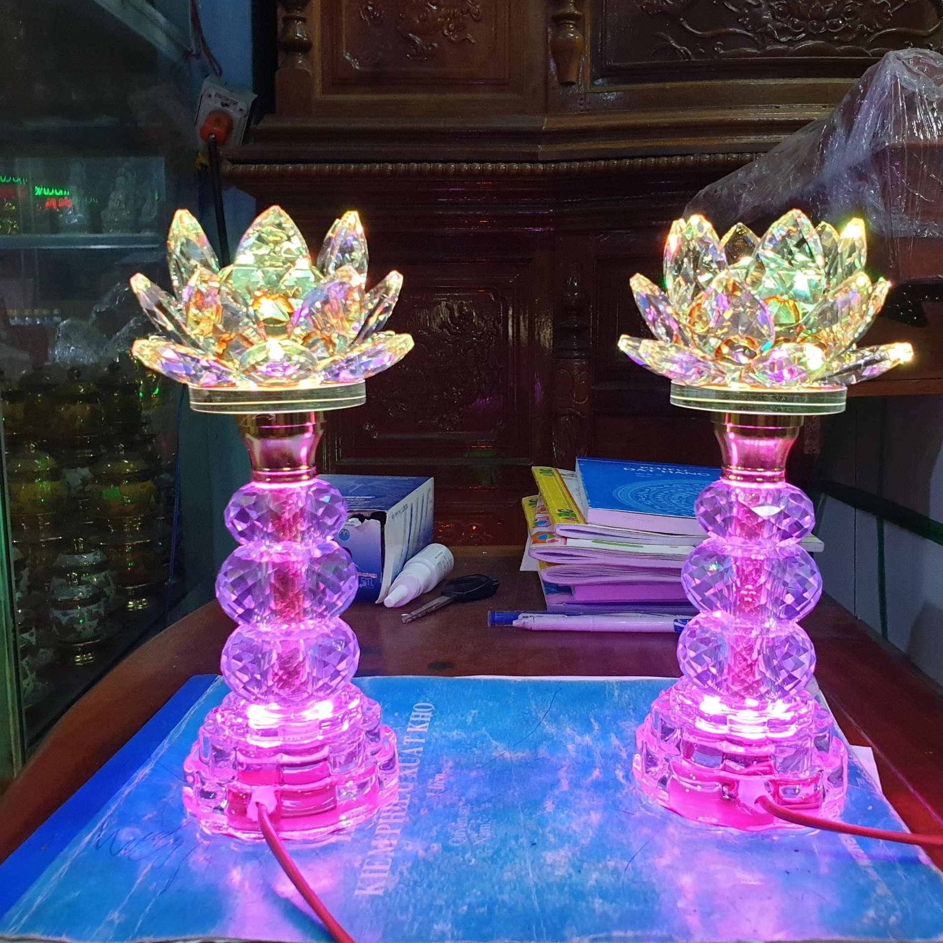 Cặp đèn thờ đá pha lê cao cấp tự động đổi màu cao 22 cm