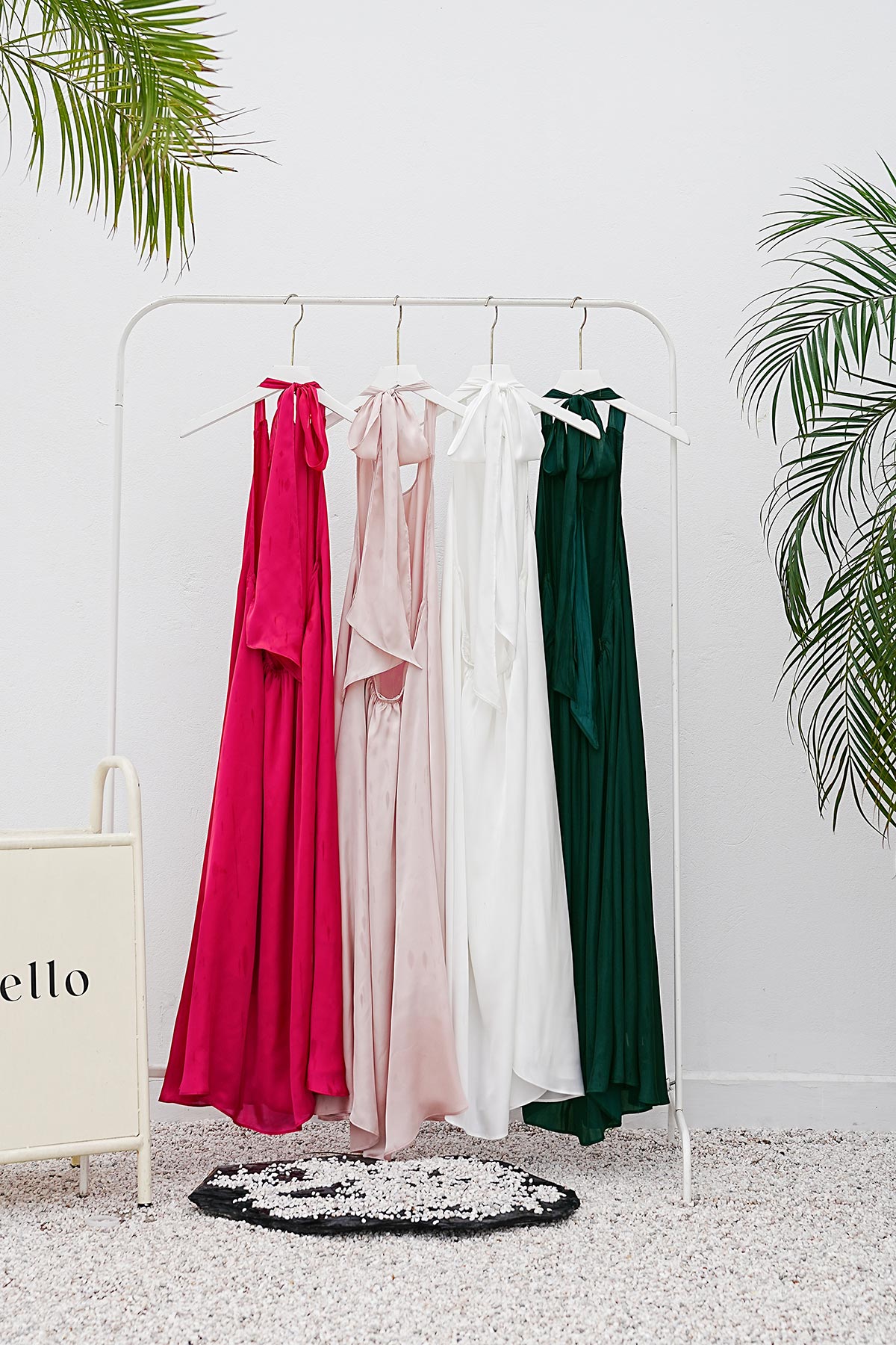 Đầm Maxi VIENTRAN Cổ Nơ Chun Eo VIENTRAN O63M22H001