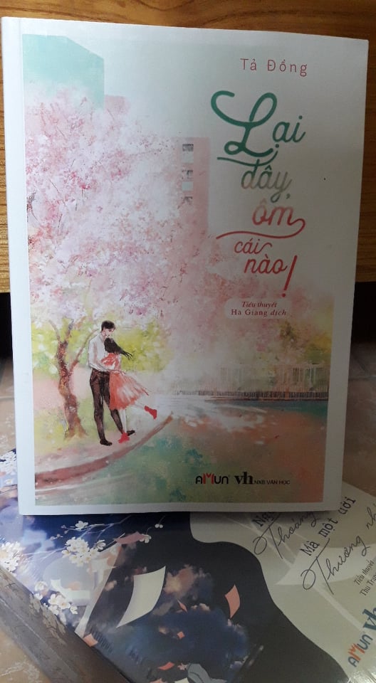 Lại đây, ôm cái nào! (tặng kèm 01 bookmark + 01 tập giấy nhớ + 4 bìa gác màu in kèm) - Tả Đồng