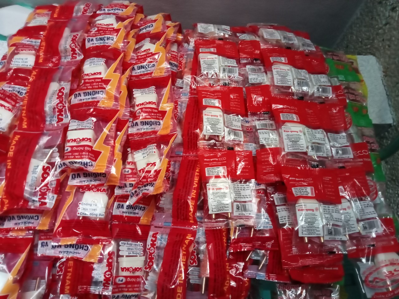 Phích cấm điện quang có quà tặng