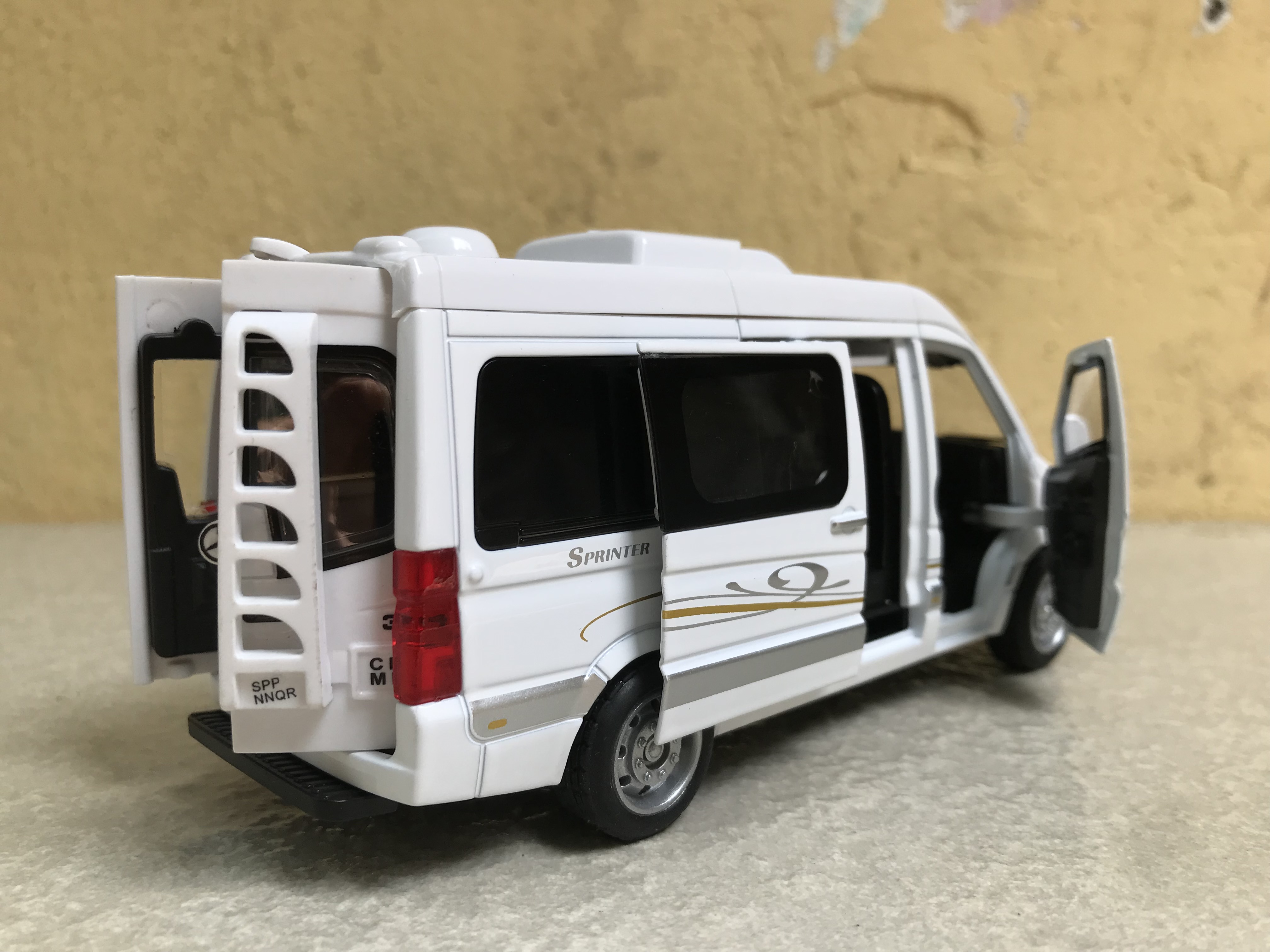 Mô hình xe Mercedes -Benz Sprinter 16 chổ - 1:32
