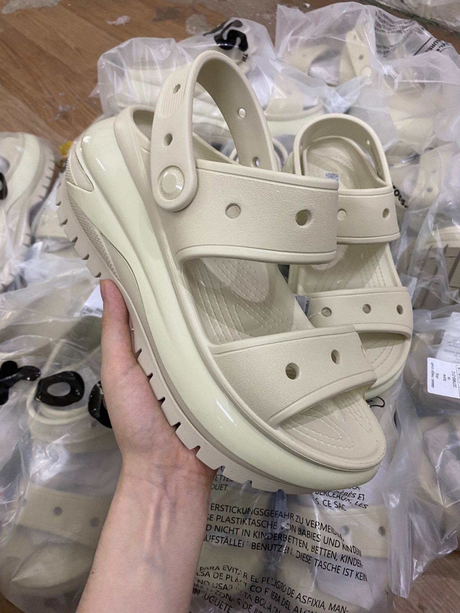 Sandal Crussh Bóng Đế Cao (tặng kèm sticker)