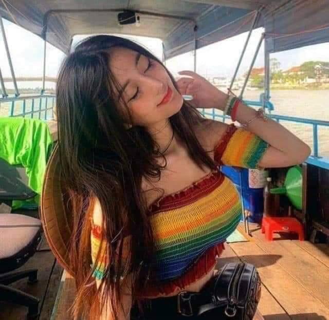 Áo croptop bẹt vai cầu vồng sắc màu TTSLA0369