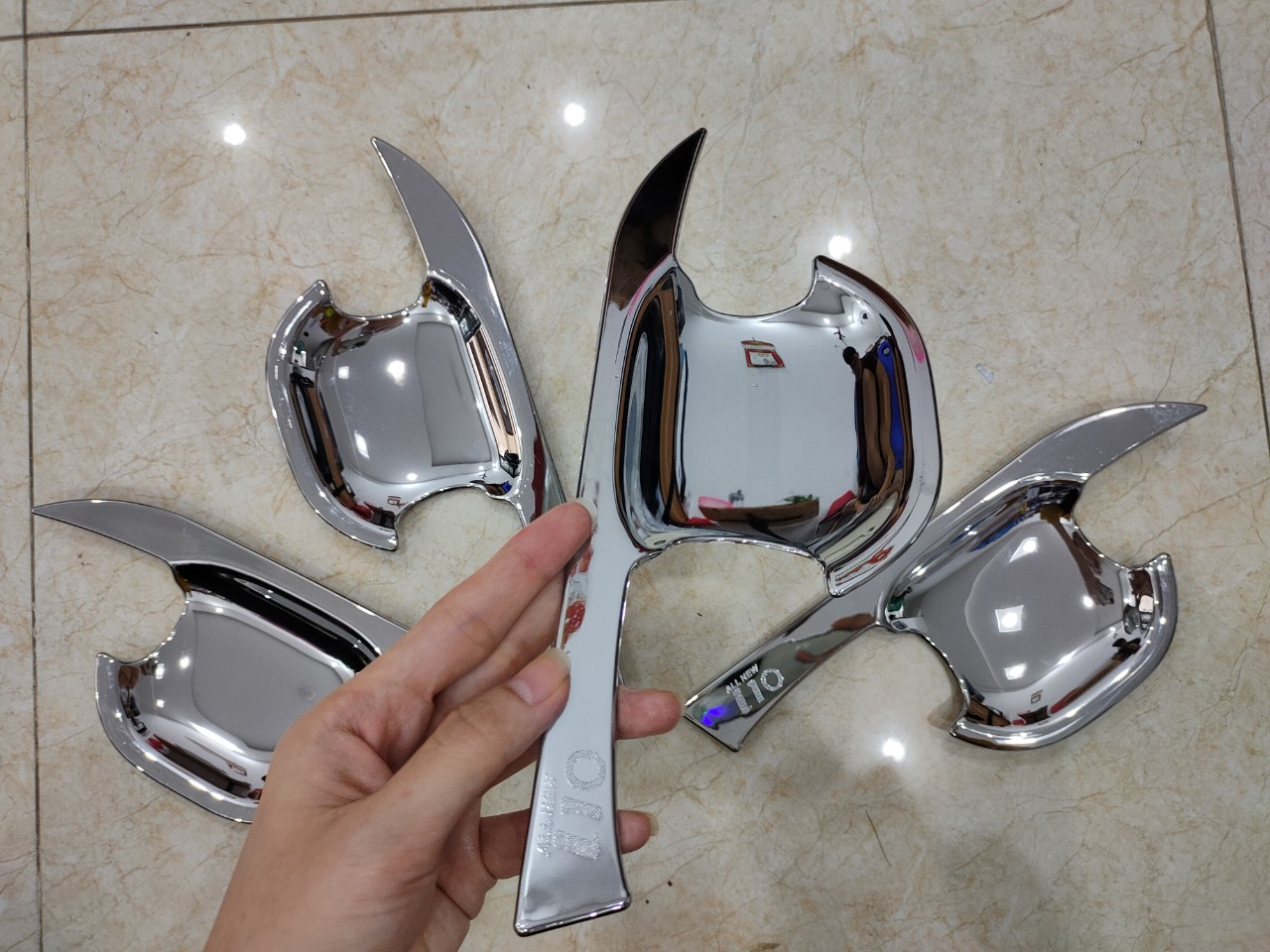 Ốp Trang Trí Tay + Hõm Cửa Xe Grand i10 2015 đến 2022 Mạ Crom Cao Cấp,Bộ 4 Chi Tiết Giúp Chống Xước, Làm Đẹp Xe, Có Sẵn Keo Dính 2 Mặt, Lắp Đặt Dễ Dàng Tại Nhà