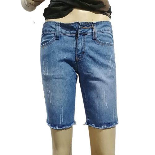 Quần jean nữ lở đùi wash trắng xanh lợt, lai tua xước nhẹ.