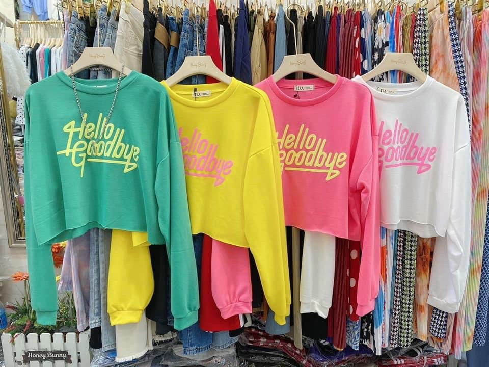 Áo croptop in chữ nổi