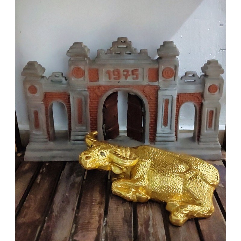 Trâu gốm dát vàng