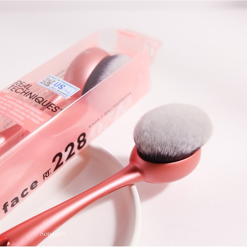 Cọ tán nền Real Techniques Base Blend + Blur Foundation Brush