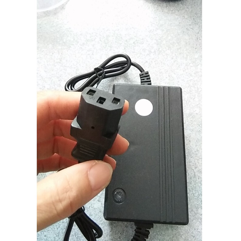 Cục sạc 12V, lớn, dùng cho bình phun thuốc trừ sâu, đầu 3 chân, có đèn báo đầy