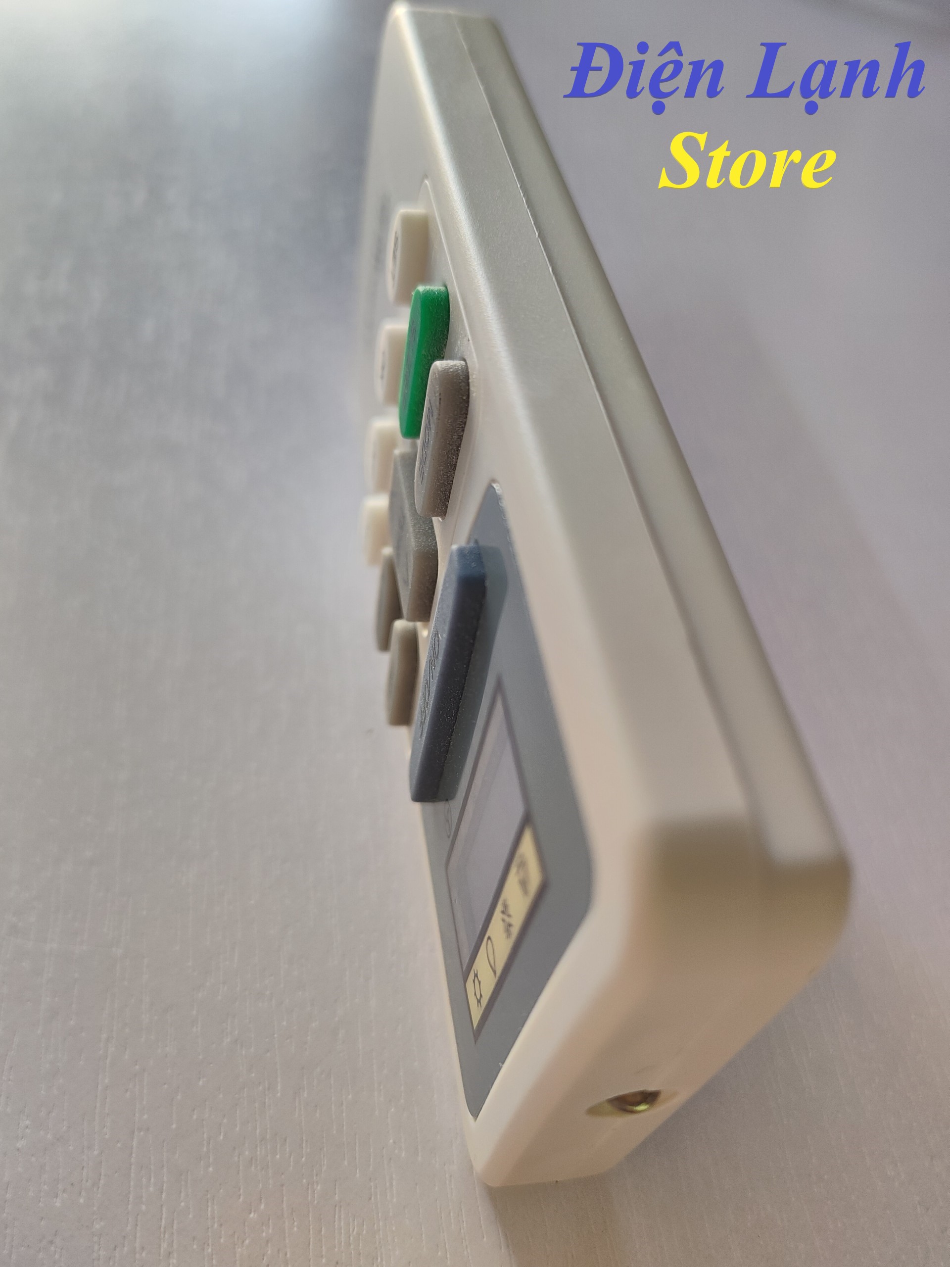 Remote máy lạnh Hitachi trắng vuông. (Tặng kèm cặp pin).