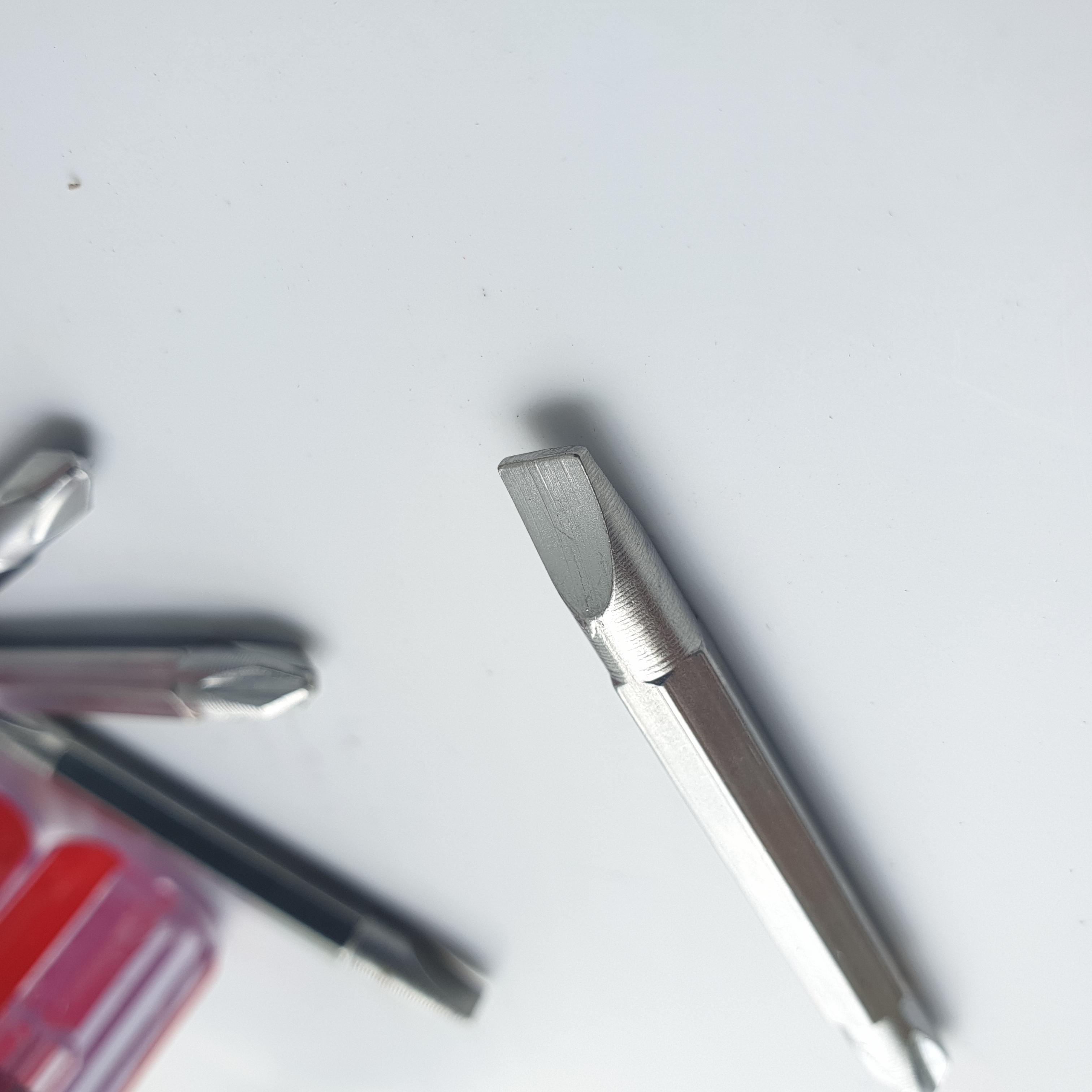 Tua vít mini đúc trong suốt dài 8.2 cm