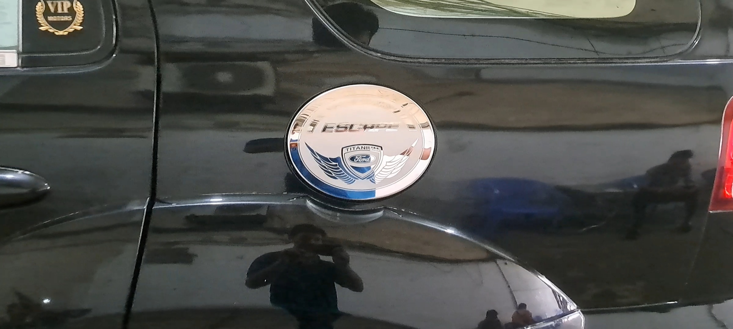 Ốp INOX nắp bình xăng FORD Escape