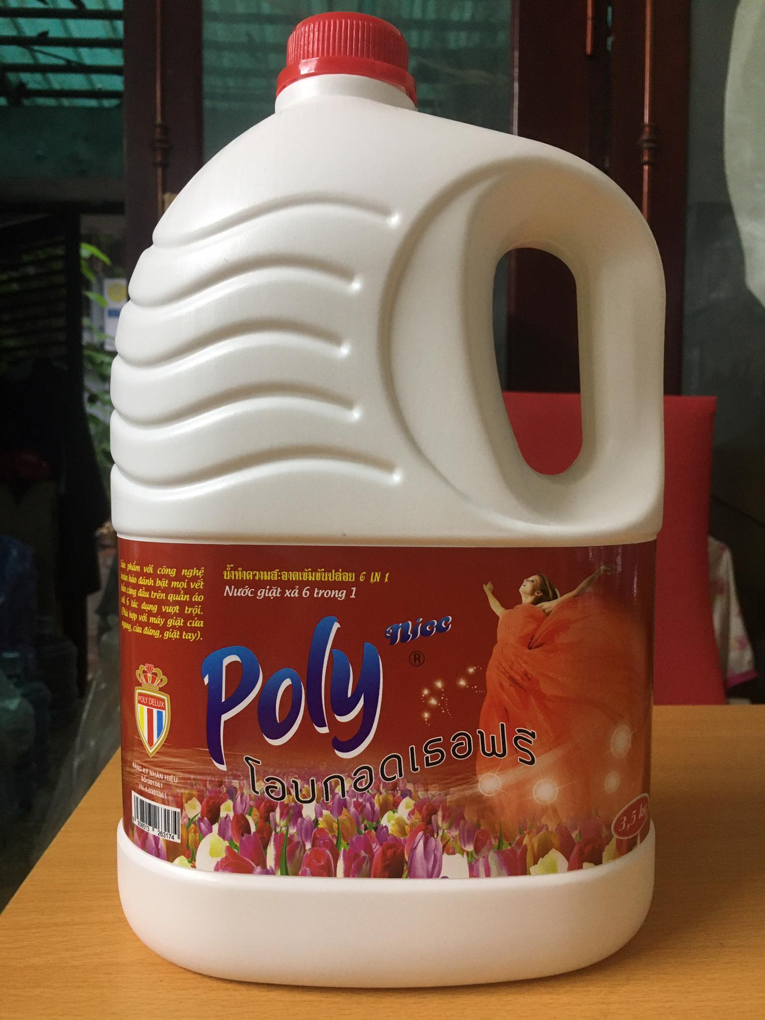 Nước giặt xả Poly Nice
