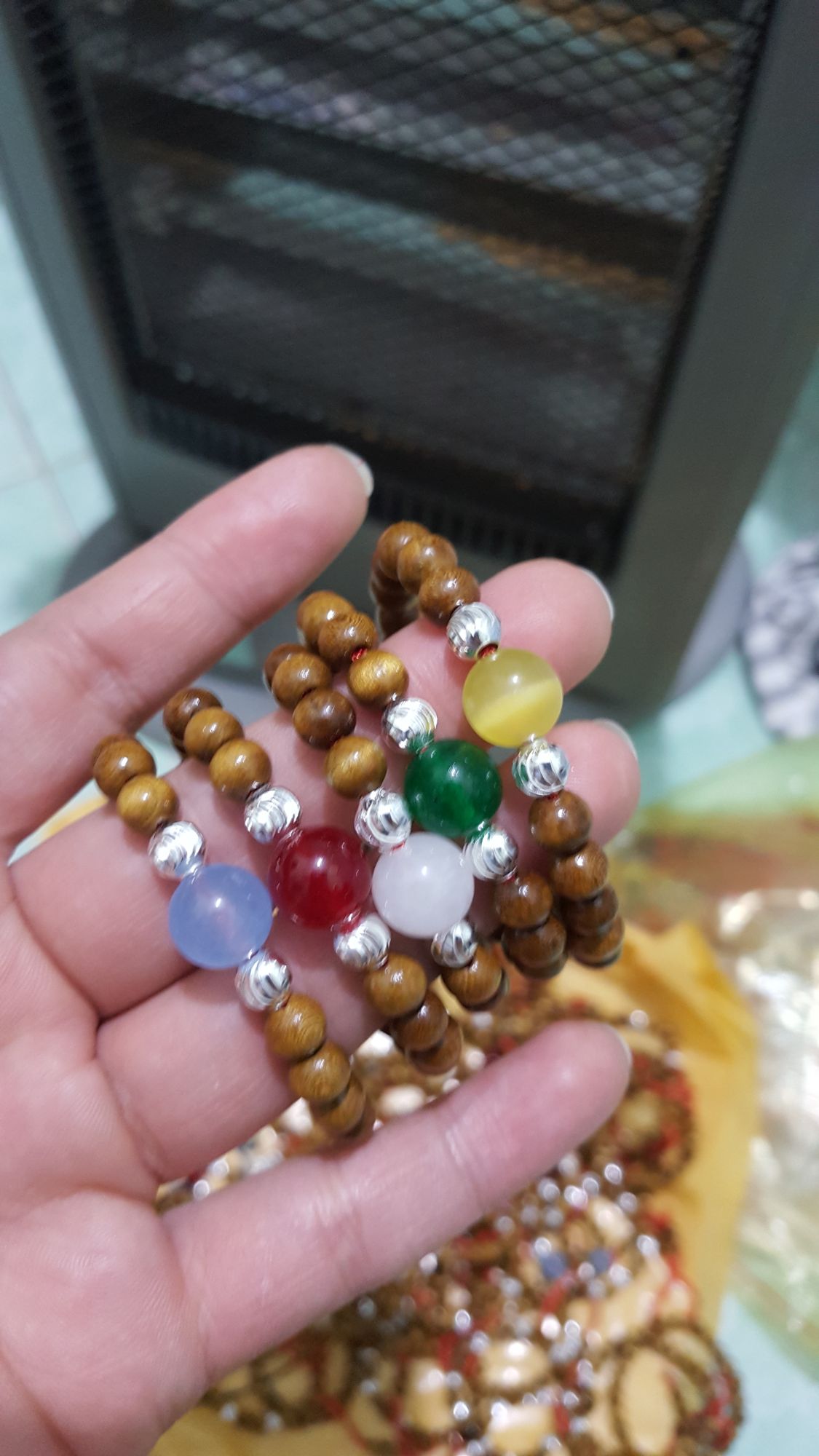Vòng dâu tằm đá đỏ cho bé