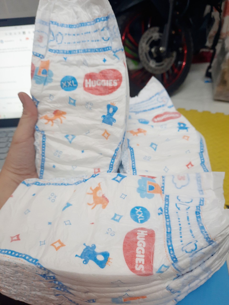 Tã dán huggies size XXL (HÀNG QUÀ TẶNG)