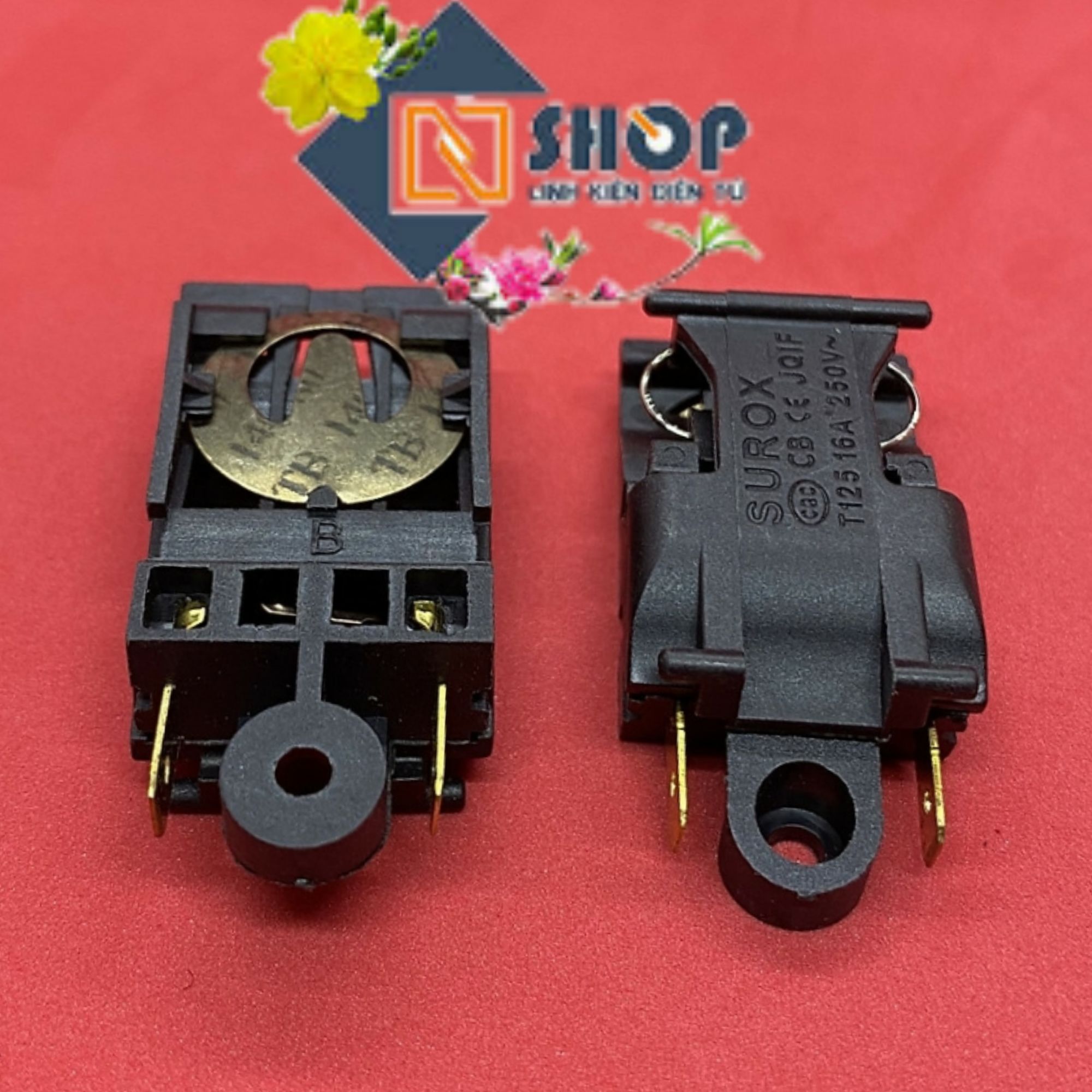 2 chiếc công tắc ấm siêu tốc
