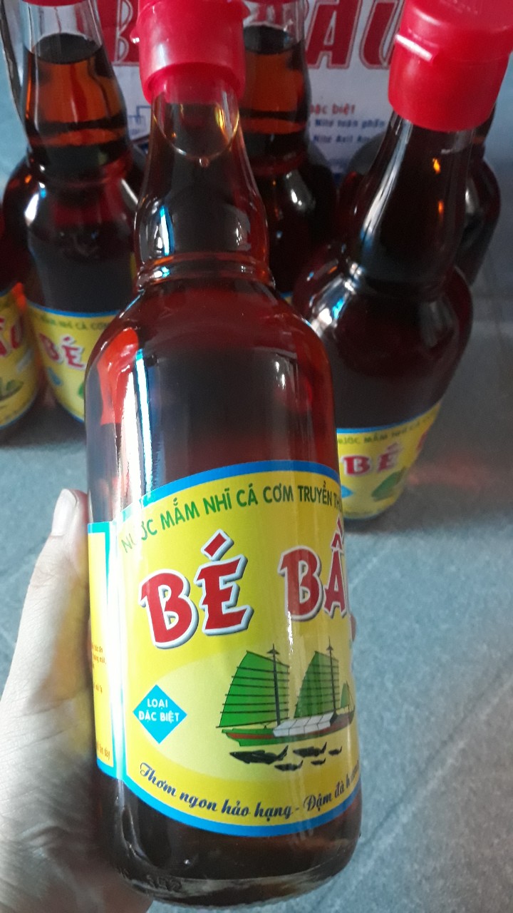 NƯỚC MẮM NHỈ CÁ CƠM BÉ BẦU LOẠI ĐẶC BIỆT, NGON NHẤT( 1 THÙNG 6 CHAI THUỶ TINH LOẠI 500ML)