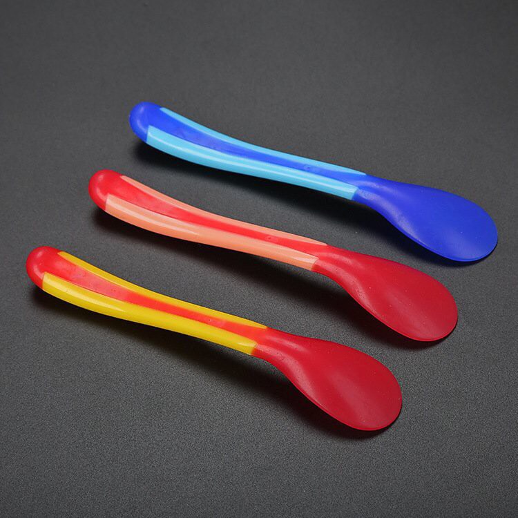 Hộp 2 chiếc thìa ăn dặm cho bé [ 1 chiếc thìa báo nóng, 1 chiếc thìa silicon]