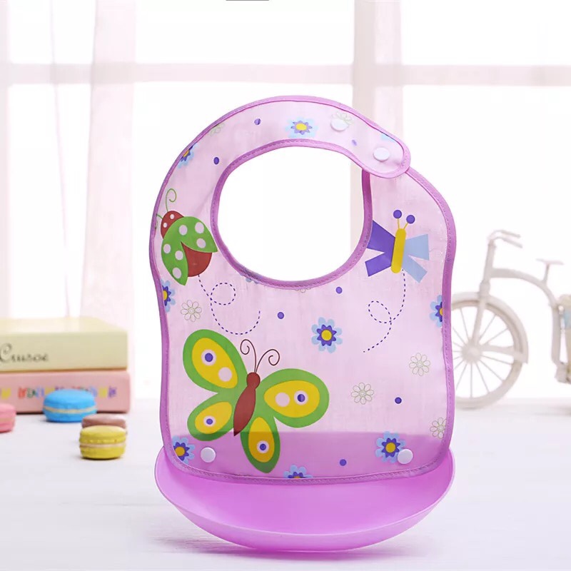 Yếm ăn dặm có máng hứng đồ ăn.