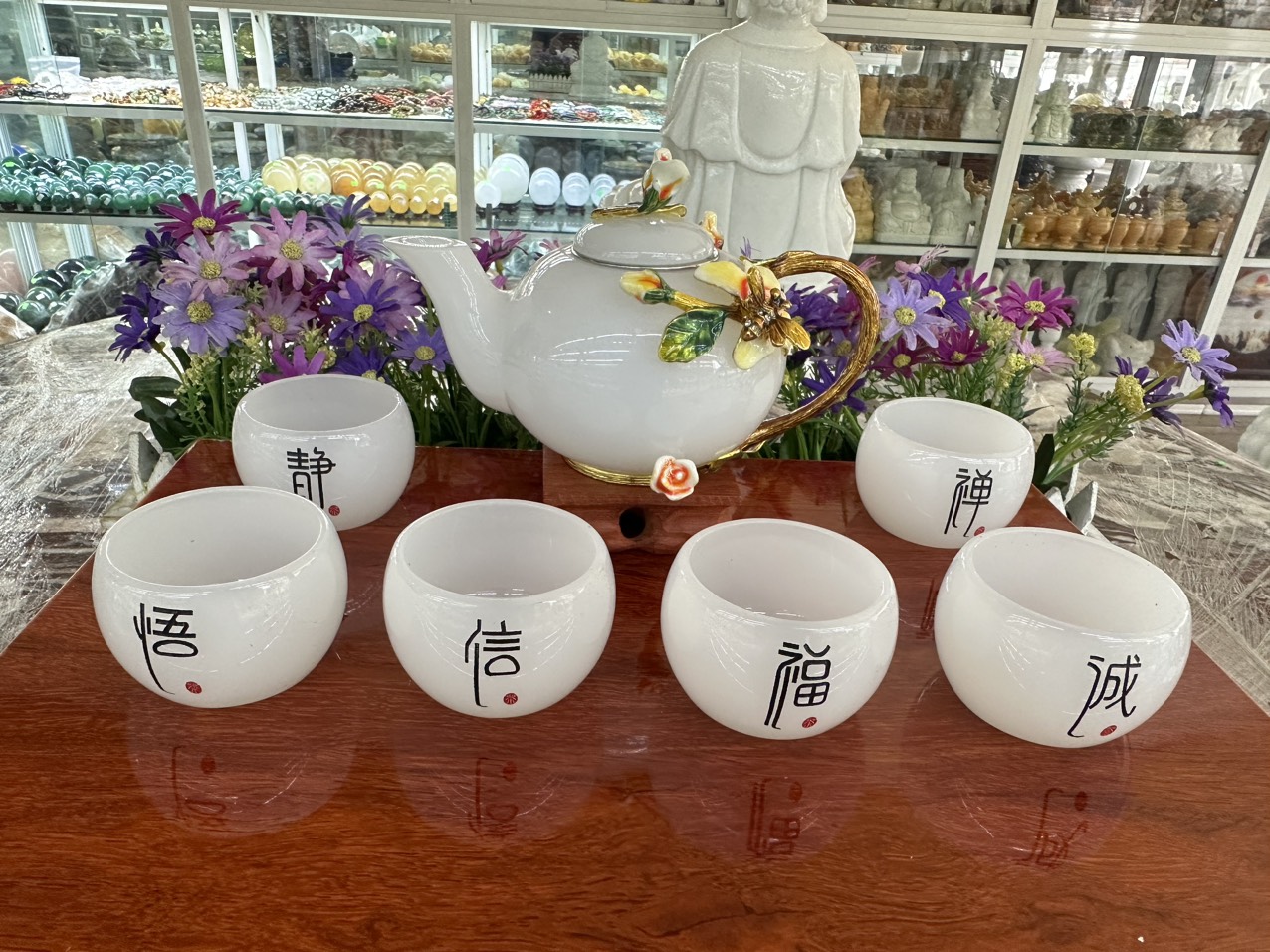 Bộ ấm trà với tách trà chạm hoa hồng và ong đá bạch ngọc