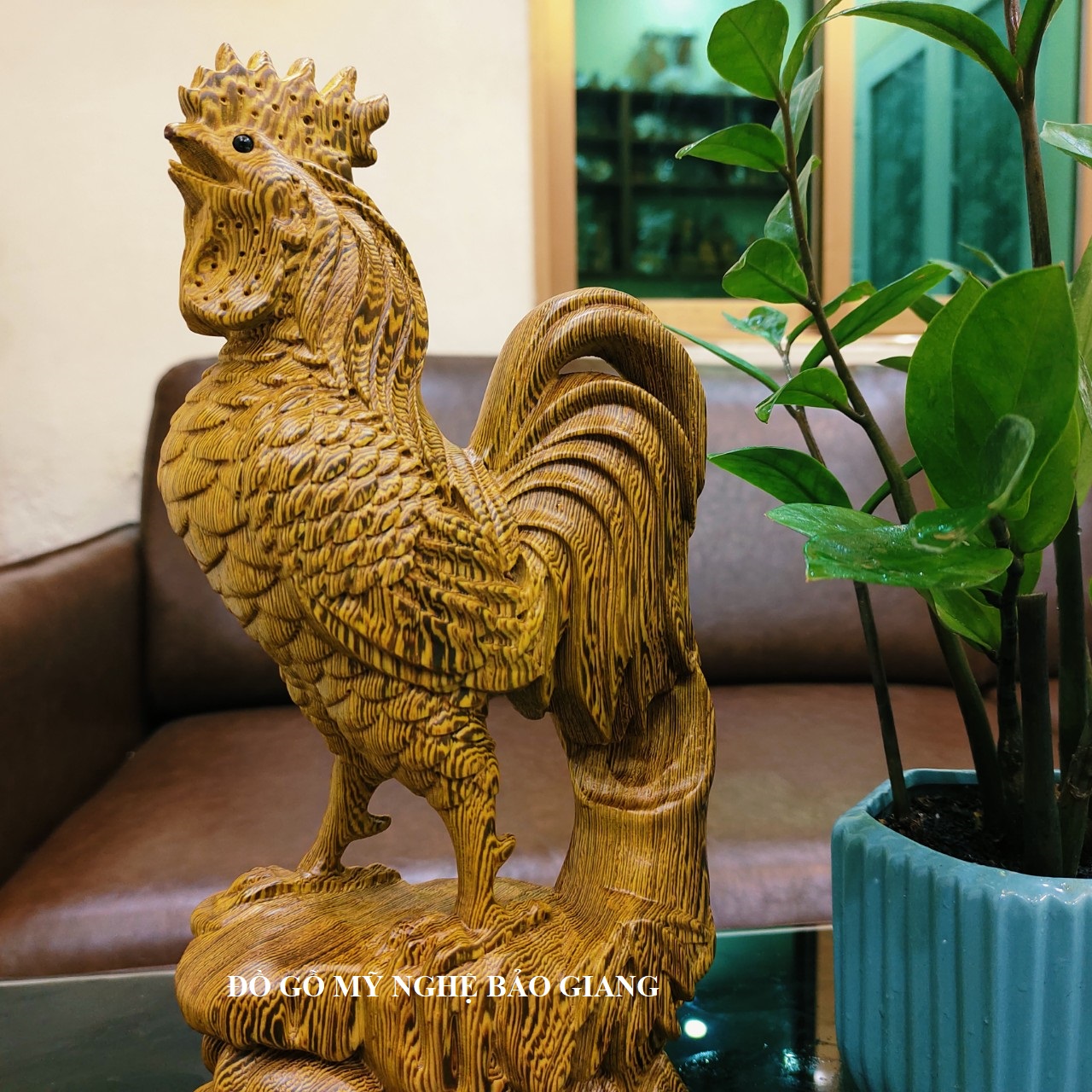 Tượng con gà gỗ mun đuôi công cao 20 cm