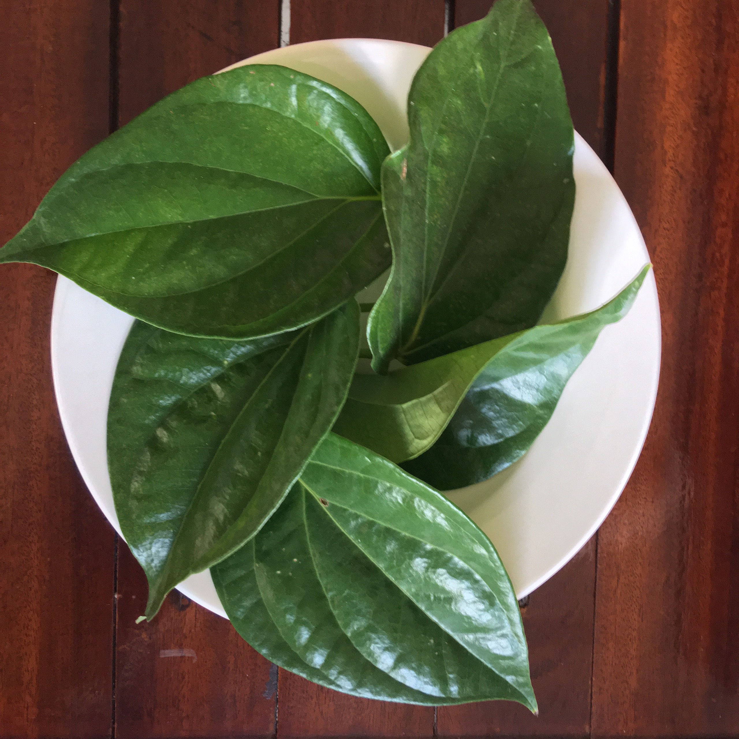 100 gram lá trầu không tươi (loại trầu quế thơm, cay được ưa chuộng hơn)