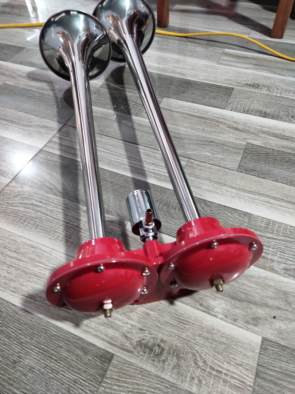 Sản phẩm gia đình làm: còi hơi 2 loa thái đỏ 12/24v