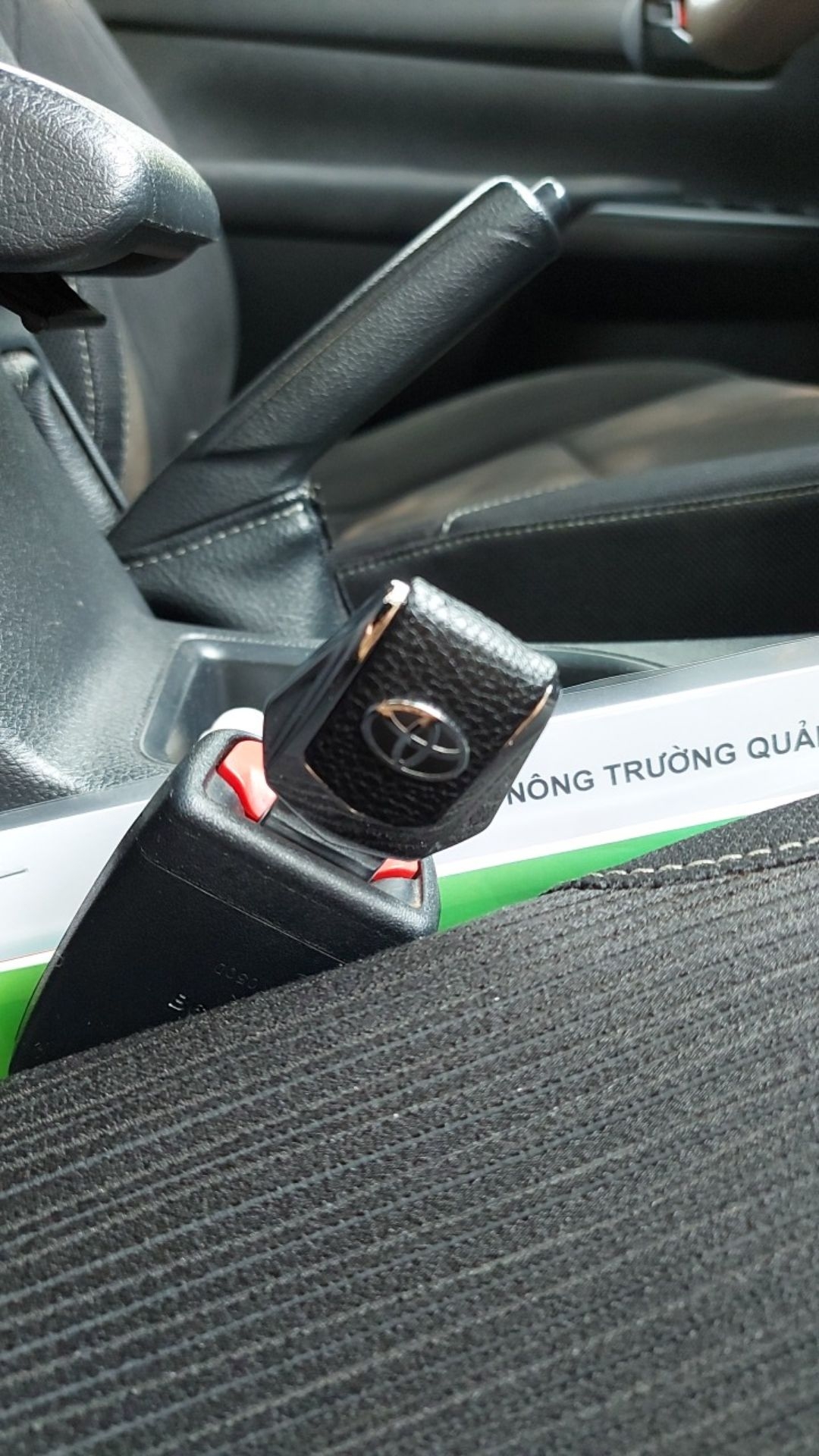 Chốt an toàn oto logo merc