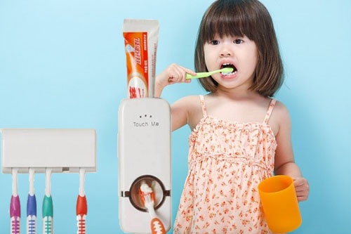 [HCM]Kệ để bàn chải + Dụng cụ lấy kem đánh răng Touch Me