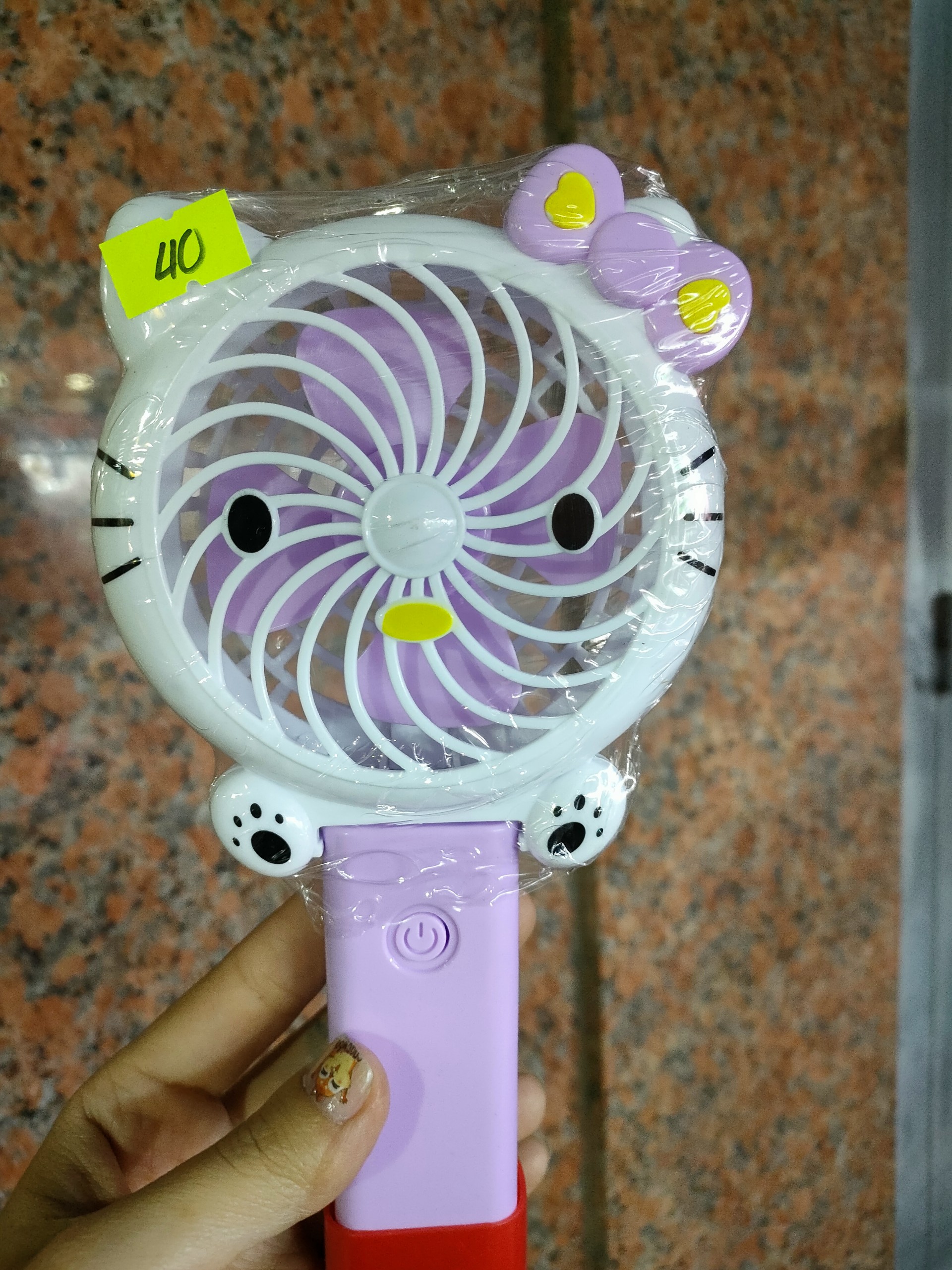 Quạt quạt cầm tay cute có thể gấp ( tặng kèm pin)